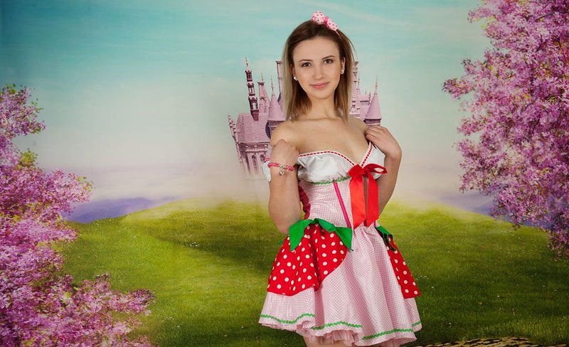 Диночка, 22 года, 2 размер груди